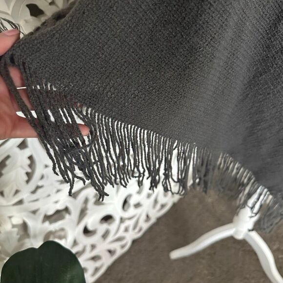 🆕 Faux Fur Trimmed Knit Poncho - Picture 5 of 7